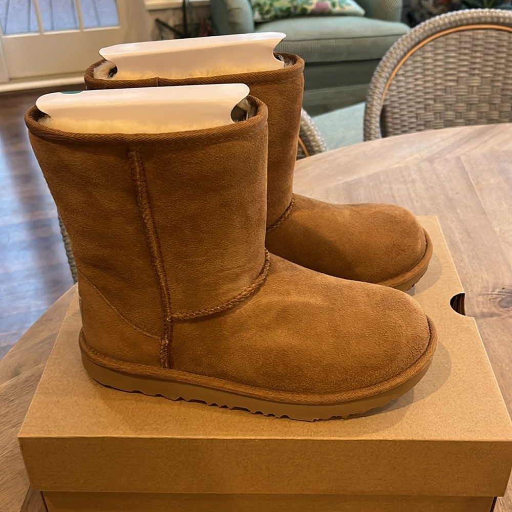 Ugg Kid Classic II Boots - Size 5 - Chestnut - NIB